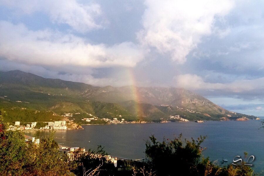 Панорама Будвы с радугой