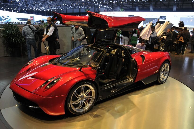 Итальянская марка Pagani запустила выпуск автомобиля Huayra еще в  2012 году. Видоизмененная и более дорогая Huayra BC появилась в 2016 году в Женевском автосалоне. Производство было штучным - не более 20 единиц. Объем двигателя Huayra BC 5980 см3 производства компании Mersedes. Авто позволяет разгоняться до сотни за 3,3 секунды. Скорость на максимуме 370 км/ч. Коробка передач секвентальная семи ступенчатая. Автомобиль легче своего предшественника и весит всего 1218 кг.
