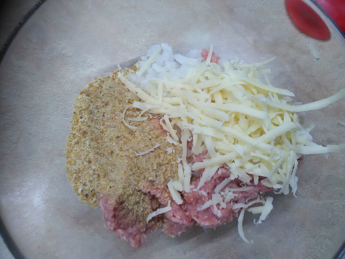 Хорошо замешиваем фарш