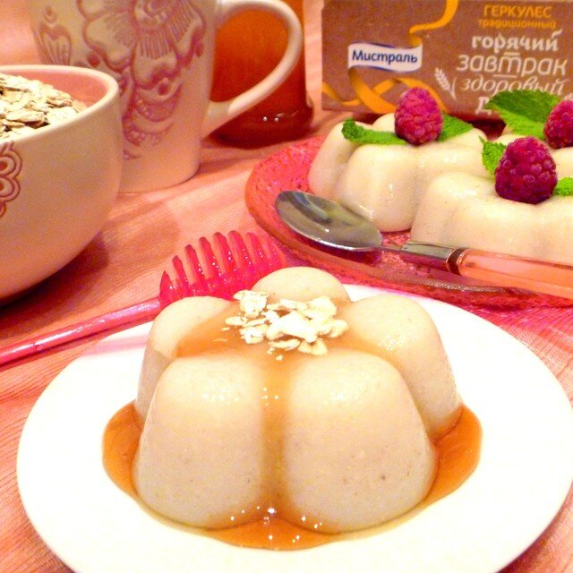 ИНГРЕДИЕНТЫ геркулес традиционный( цельнозерновой) "мистраль" 1 ст.
соль 0,3 ч.л.
вода 3 ст.
ПОШАГОВЫЙ РЕЦЕПТ ПРИГОТОВЛЕНИЯ
Кисель варится на основе различных продуктов, ягод, морсов, молока, сиропов.

Пожалуй, самым полезным и удивительным по своим качествам является овсяный кисель.

Это блюдо, приготовленное на основе геркулеса, считается одним из самых полезных среди всего разнообразия киселей.

Овсяный кисель прекрасно утоляет голод и создает большой запас жизненных сил.

Употребляя его на завтрак, человек получает хороший заряд энергии на весь день.

Приготовьте такой кисель-на здоровье и на радость вашему желудку.

Овсяные хлопья измельчите в мелкую крошку,переложите в кастрюльку(контейнер,и др...),залейте холодной кипяченой водой,размешайте,накройте крышкой,уберите в теплое место на 8-10 часов.По прошествии времени настой перемешайте,процедите через сито(понадобится жидкость,гущу можно использовать для приготовления котлет,или сварите кашу).

Настоявшуюся овсяную жидкость перелейте в кастрюлю,посолите,постоянно помешивая доведите до кипения,проварите минут пять.Овсяный кисель загустел,разлейте по формам(силиконовым),дайте остыть,уберите в холодильник.

Остывший кисель легко вымимается из форм,подавайте к завтраку с жидким мёдом,или сиропом,вареньем,и т.д.

Приятного наиполезнейшего завтрака!!!