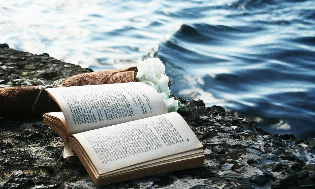 Книга на фоне моря