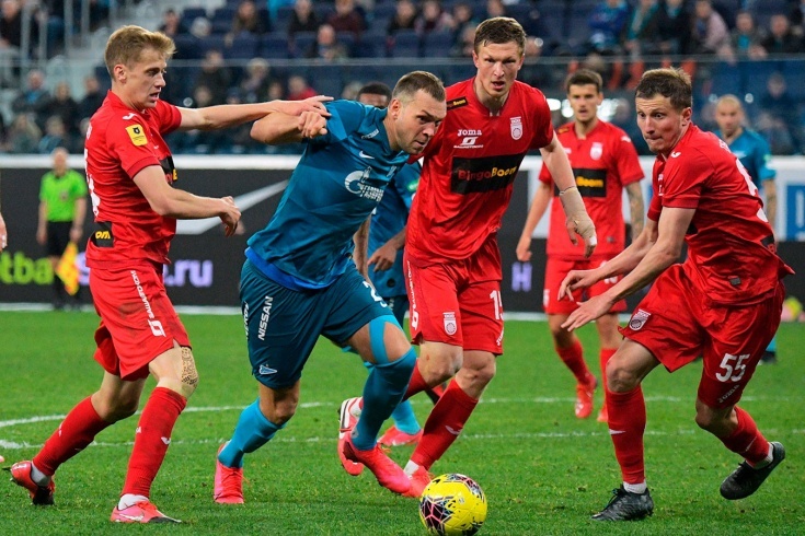 Дзюба в окружении игроков "Уфы"
Источник: https://img.championat.com/s/735x490/news/big/x/o/zenit-ufa-0-0_15837771771951038949.jpg