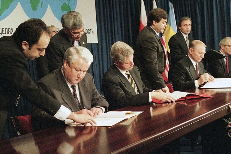 Подписание Украиной, Россией и Влеикобританией "Будапешского меморандума" 