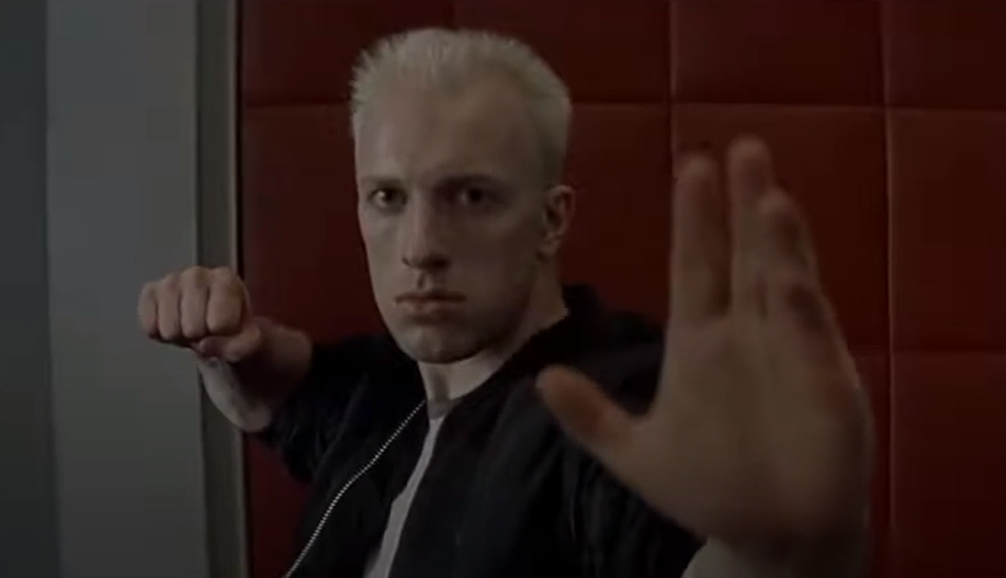 Актер Сирил Раффаэлли в фильме "Поцелуй Дракона"