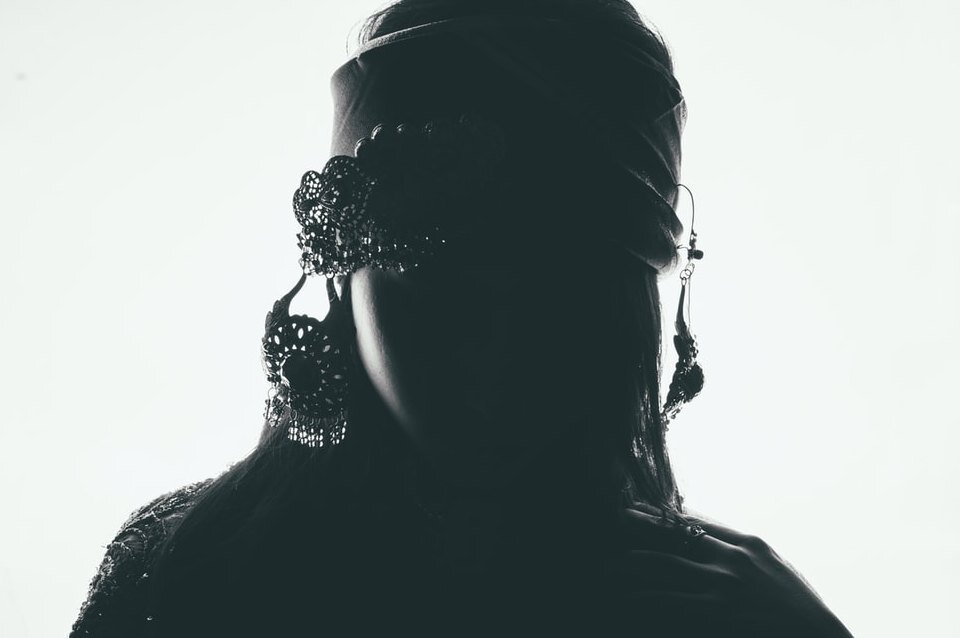 Она говорила с лёгким акцентом   Фото с сайта: unsplash.com