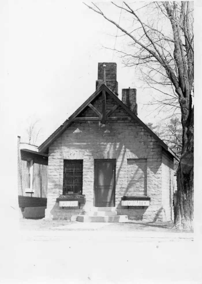 Фотография бывшей тюрьмы в Твиде, Онтарио, которая использовалась как туристический информационный центр. Источник: Общественные архивы округа Бельвиль и Гастингс. 
Пользователь: Mindmatrix, flickr, HC02703, общественное достояние, wikimedia.org