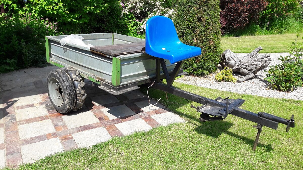 Модифицированная тележка со сдвинутым вперёд сиденьем и сдвоенными колёсами.
