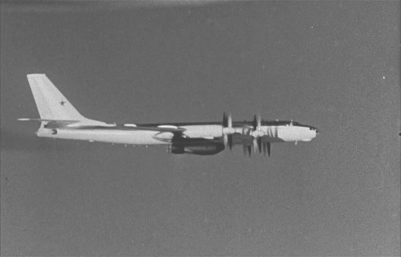 Рис. 27. Бомбардировщик с бомбой АН602.