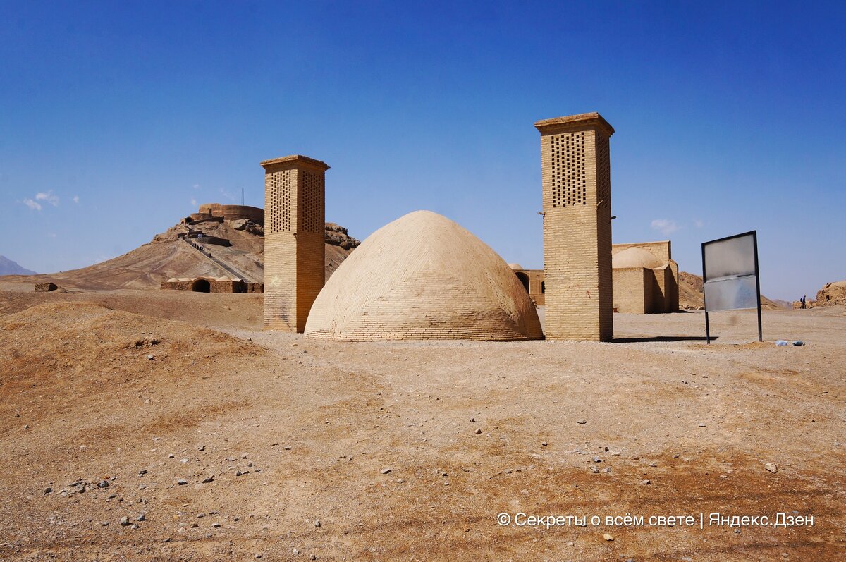 Здесь на входе я оплатил билет за символическую сумму