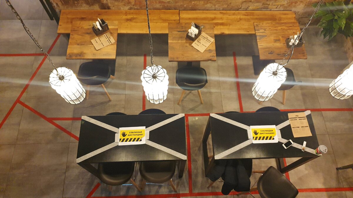 Вид вниз со второго этажа