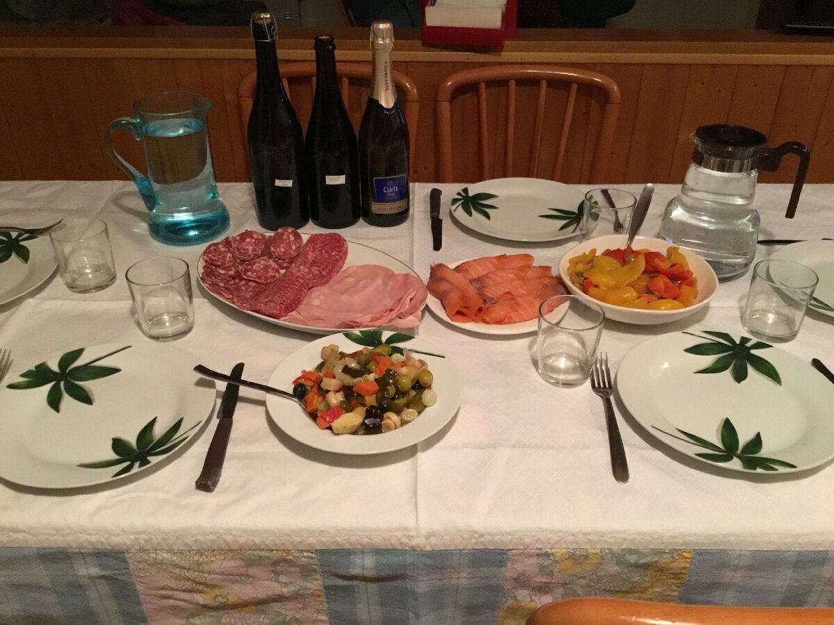 Закуски: немного разных колбас, копченая семга, перцы тушеные с луком и каперсами и готовая смесь овощей, оливок, грибов и артишоков.