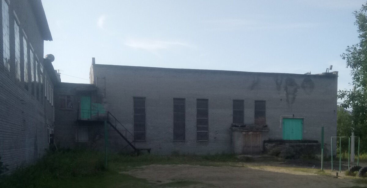 Дом офицеров с обратной стороны. В углу видна лестница на крышу. Справа сам кинозал. Фото моё. 2019 год.