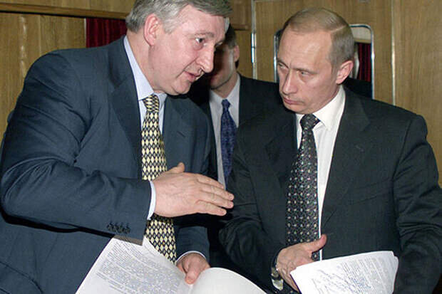 Н.Аксененко учит В.Путина уму-разуму. 2001 год.