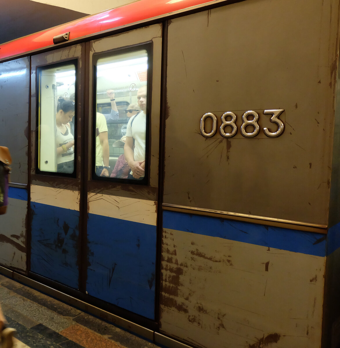 Вот оно какое метро. Грязное, ржавое итп...