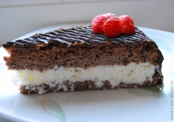 ИНГРЕДИЕНТЫ:

Для теста:
● 80 г муки
● 3 яйца
● 120 г сахара
● 20 г какао
● 1/2 ч. л. разрыхлителя
● 250-300 мл сливок (10% жирности) для пропитки

Для начинки:
● 150 г кокосовой стружки
● 100 г сливочного масла
● 100 г сахара
● 230 мл молока

Для глазури:
● 160 мл молока
● 3 ст. л. сахара
● 2 ст. л. какао
● 60 г сливочного масла

ПРИГОТОВЛЕНИЕ:
Сначала готовим бисквит.
1. В чашу разбиваем 3 яйца и добавляем сахар.
2. Тщательно взбиваем их миксером, пока масса не посветлеет, станет гуще и увеличится в объеме. У меня на это ушло 10 минут.
3. В отдельной посуде смешиваем и просеиваем, чтобы не было комочков, муку, какао-порошок и разрыхлитель.
4. К взбитым яйцам небольшими порциями добавляем просеянную муку с какао и разрыхлителем. Перемешиваем лопаткой аккуратно, снизу вверх, иначе бисквит осядет.
5.Форму для выпекания смазываем сливочным маслом (диаметр формы — 22 см). Выливаем тесто, аккуратно его разравниваем.Ставим в предварительно разогретую до 180-190 градусов духовку. 
Время выпекания зависит от духовки.
У меня бисквит был готов через 20 минут. Готовность проверяем зубочисткой. Протыкаем ею бисквит, вытаскиваем, и если на ней нет следов сырого теста, бисквит готов.
6. Даем бисквиту остыть и занимаемся приготовлением кокосовой начинки.
В небольшую кастрюлю наливаем молоко, добавляем сливочное масло, сахар. Ставим на средний огонь и помешиваем до растапливания масла.
7. Когда масло растопилось, всыпаем кокосовую стружку, перемешиваем. Через пару минут масса закипит, помешиваем ее и держим на огне до ее загустения. Это займет также несколько минут. Готовую начинку нужно остудить.
8. Остывший бисквит разрезаем пополам.
9. Нижнюю часть бисквита щедро пропитываем сливками.Если вы слабо пропитаете коржи, они получатся сухие
10. Сверху выкладываем кокосовую массу, разравниваем ее.
11. Верхний корж также пропитываем сливками и пропитанной стороной кладем его на кокосовую начинку, слегка придавливаем его.
12. Теперь готовим глазурь.В кастрюлю наливаем молоко, добавляем какао, сахар и сливочное масло. 
13. Помешивая в течение 2-3 минут, доводим массу до загустения и убираем с плиты. Теплую глазурь выливаем на торт и разравниваем ее лопаткой.Убираем наш тортик в холодильник на 4-5 часов, можно оставить на ночь.Вместо глазури вы можете использовать темный шоколад. Растопите его на водяной бане, добавив кусочек сливочного масла, перемешайте и покройте торт. Получается вкусный тортик, очень напоминающий батончик Баунти.