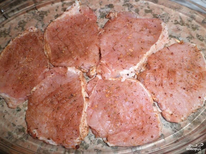 Отбивные посолить и поперчить. Выложить на противень.