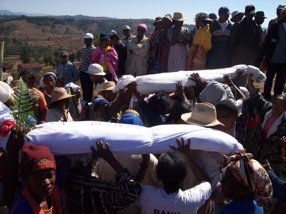 Фестиваль "Фамадихана" Мадагаскар