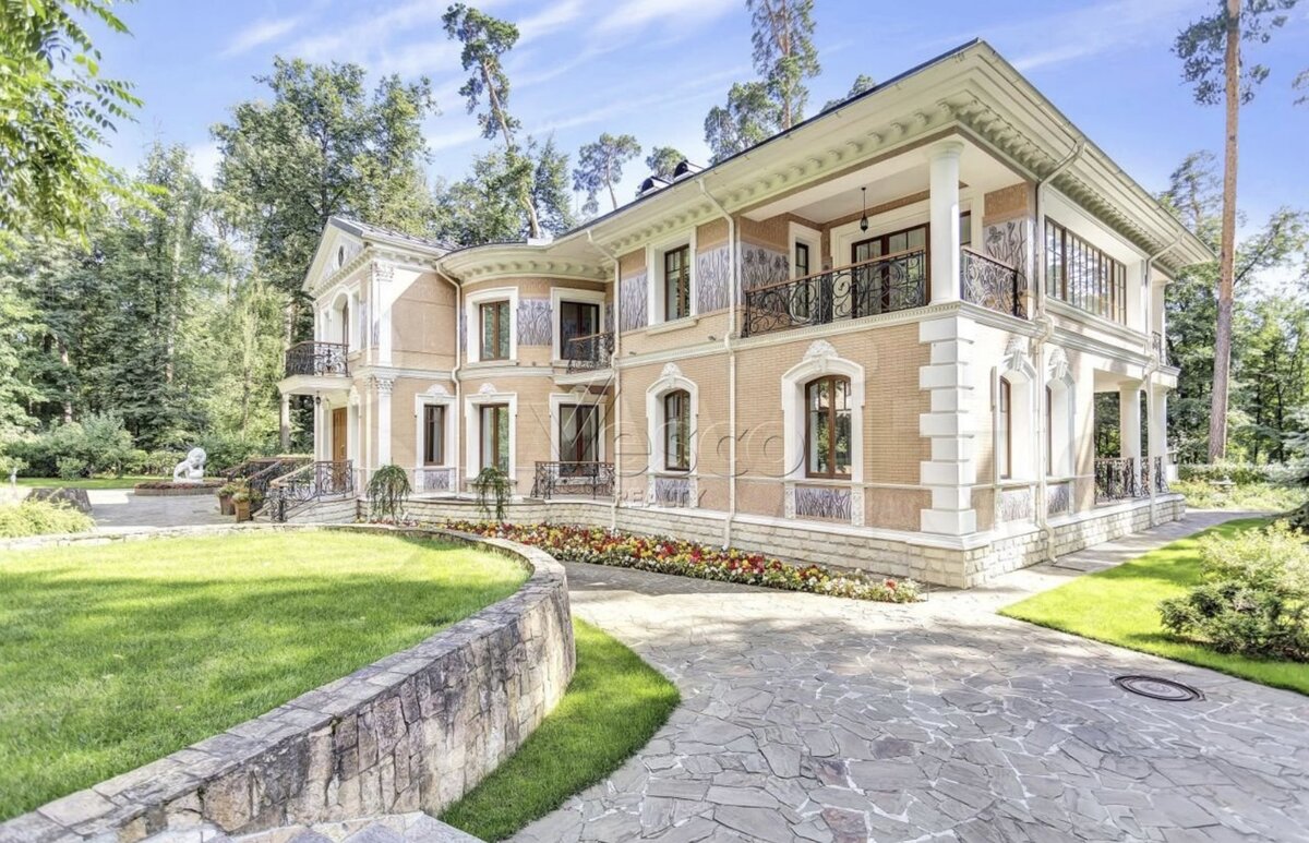 Так лаконично дом выглядит снаружи 