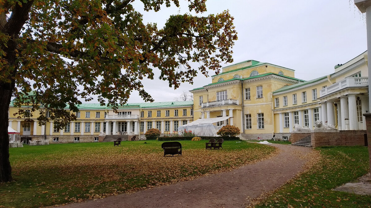 Дворец, в нем гостиница