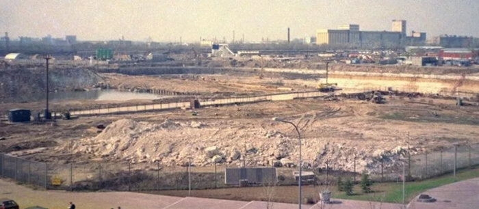 1991. Начало проекта Москва-Сити. ( фотография взята из источника - https://moscow-city.guide/upload/iblock/8c7/8c7eeb04addd92aacd4ed5711df2844f.jpg ).