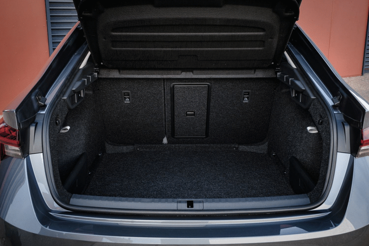 На втором ряду Octavia традиционно очень свободно, хотя тоннель высоковат. К услугам задних пассажиров шторки на всех трех окнах, отдельные воздуховоды, массивный подлокотник, третья зона «климата», два разъема USB-C и один на 220В. Объем багажного отделения вырос на 10 л (до 578 л), а в максимальной конфигурации со сложенными с большой ступенькой спинками в пропорции 2:3 — до 1533 л. По бокам — вместительные отсеки, присутствует набор сеток для крепления грузов, под полом — «запаска», привод пятой двери — электрический 
