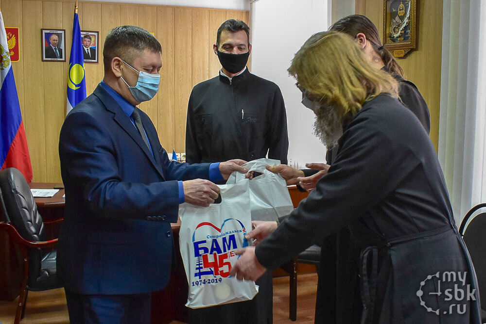 Мэр Олег Котов вручает представителям духовенства символические подарки