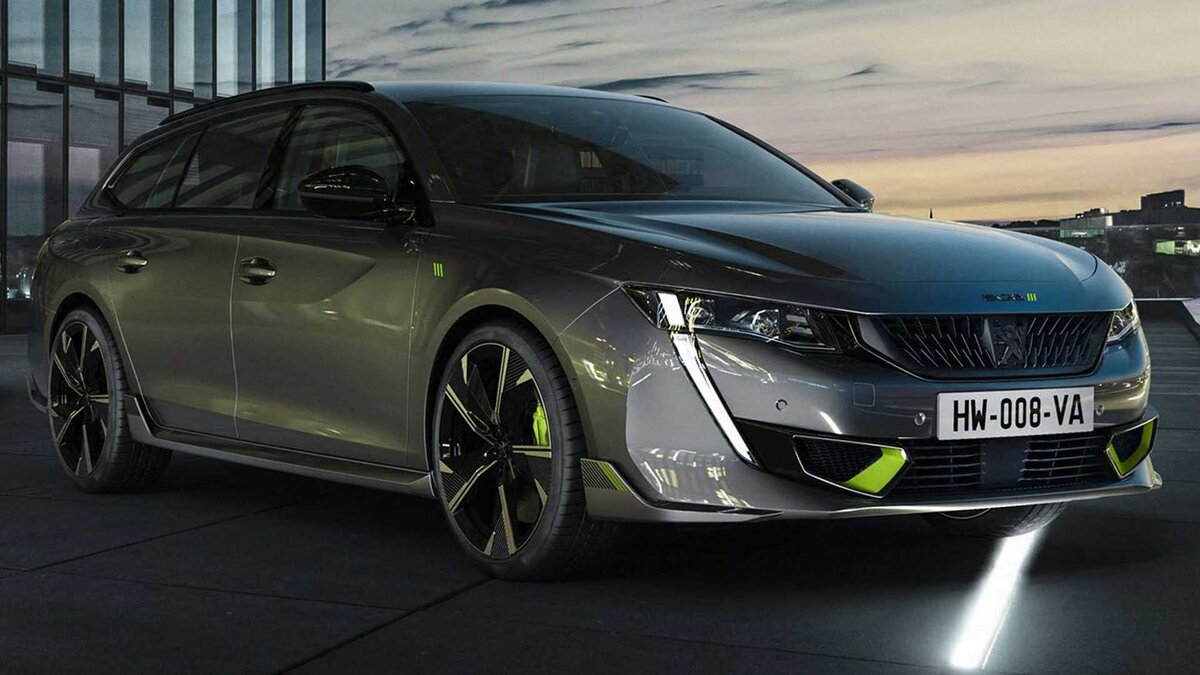 508 PEUGEOT SPORT ENGINEERED может развивать мощность до 360 л.с. благодаря сочетанию двигателя внутреннего сгорания с двумя электромоторами, передним и задним. Полноприводная трансмиссия обеспечивает оптимальную тягу в любых погодных условиях.