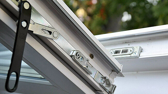 Нижний шпингалет штульпового окна. Такой же сверху.