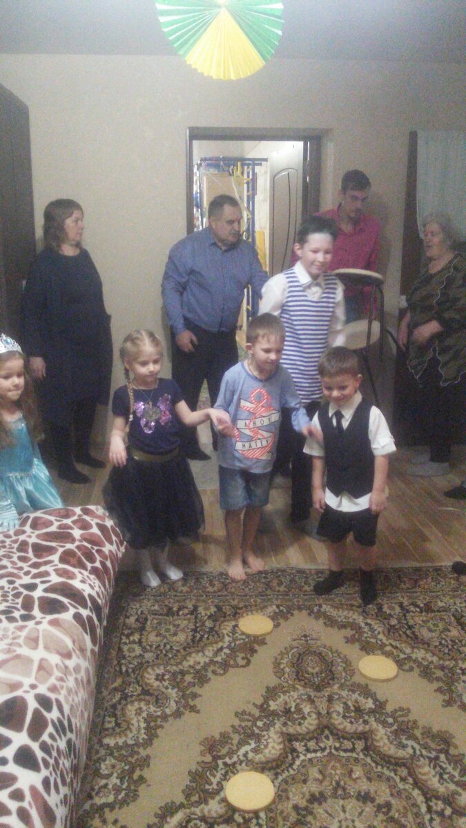 На фото Маша, Арина, Денис, Дима, Миша 