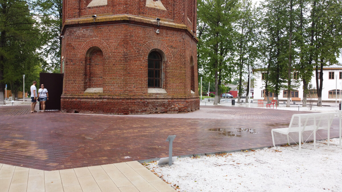 Зарайск. У подножия водонапорной башни