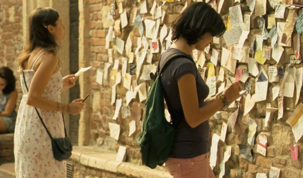 Девушки оставляют свои послания, возле дома Джульетты.