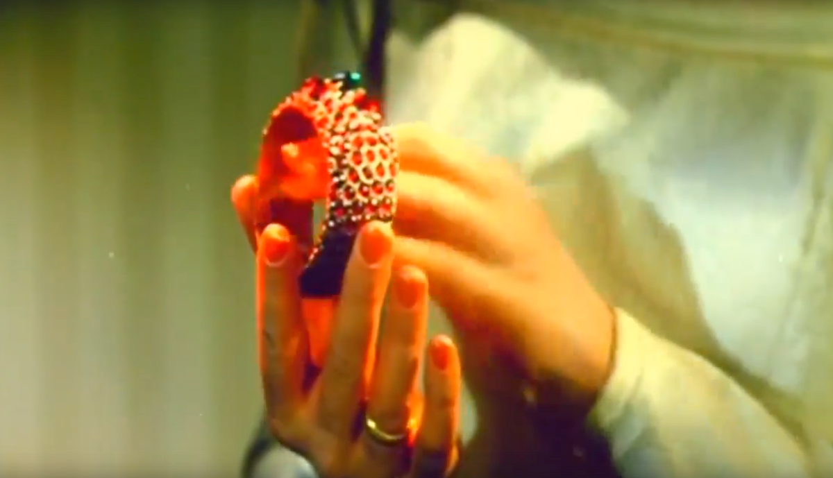 В экранизации "Гранатового браслета" Куприна конечно использовали имитацию, и о драгоценных камнях здесь не может быть и речи :)