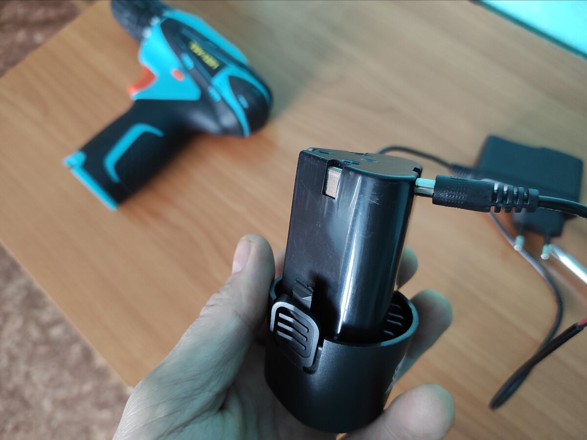 Аккумуляторная батарея шуруповерта из магазина "Светофор"