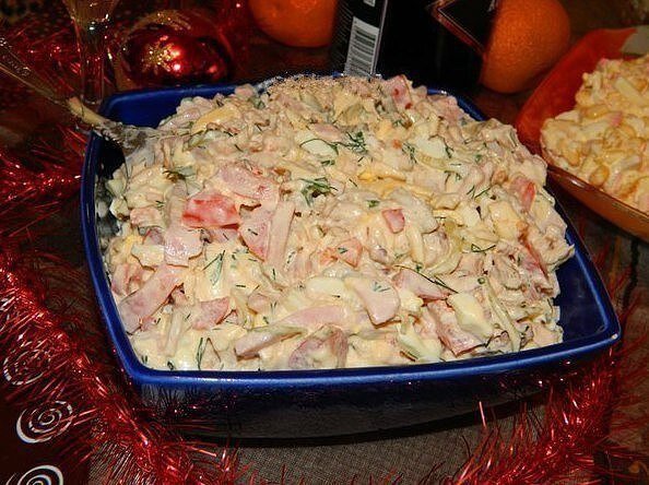 Для приготовления салата потребуется: 
вареное куриное мясо - 300 г;
ветчина - 250 г;
огурцы маринованные - 3-4 шт.;
помидоры - 2-3 шт.;
яйца - 3 шт.;
сыр - 50 г;
зелень;
майонез. 