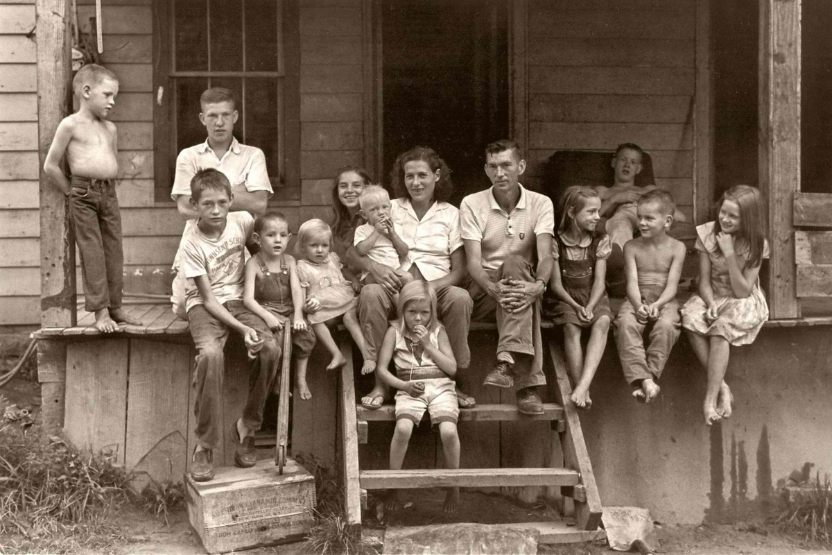 Рассматривая старые фото, не устаешь удивляться: как этот фермер из Кентукки умудрялся один кормить такую большую семью? Особенно вначале, когда детишки были маленькими и не могли помогать родителям? Серия работ фотографа-документалиста Вильяма Гедни (William Gedney) наглядно показывает, какой была жизнь простых американцев 60 лет назад. А такой, какой она стала сейчас, ее сделали дети и внуки вот этого самого фермера из Кентукки. Он сумел научить своих наследников, как надо жить и работать. https://kan-yu.com.ua/wp-content/uploads/2015/04/2015-0415-2.jpg