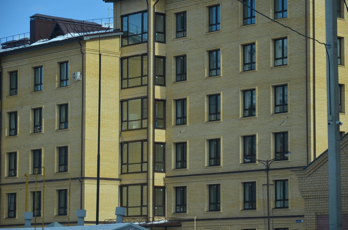 Это новостройка, но балкончик уже готовый и почти в пол