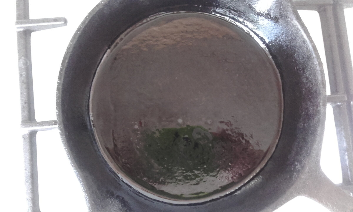 Фото автора. Сковороду смазала слегка кисточкой с маслом