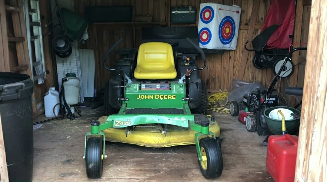 Теперь эти газонокосилки стоят в сарае у Аркадия