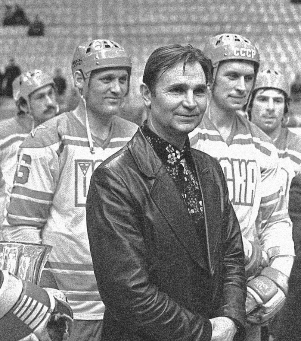 1977 год. Виктор Тихонов в окружении хоккеистов ЦСКА - Хелмут Балдерис, Владимир Петров, Владимир Лутченко, Валерий Харламов