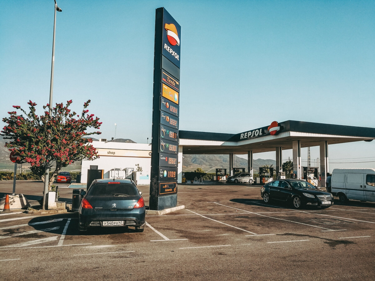 Peugeot 308 1.6  HDi на автозаправка в Испании