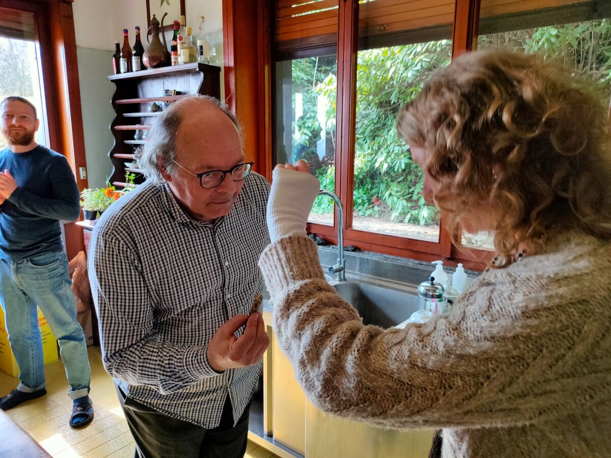 Энцо угощает дам сыром с кончика ножа