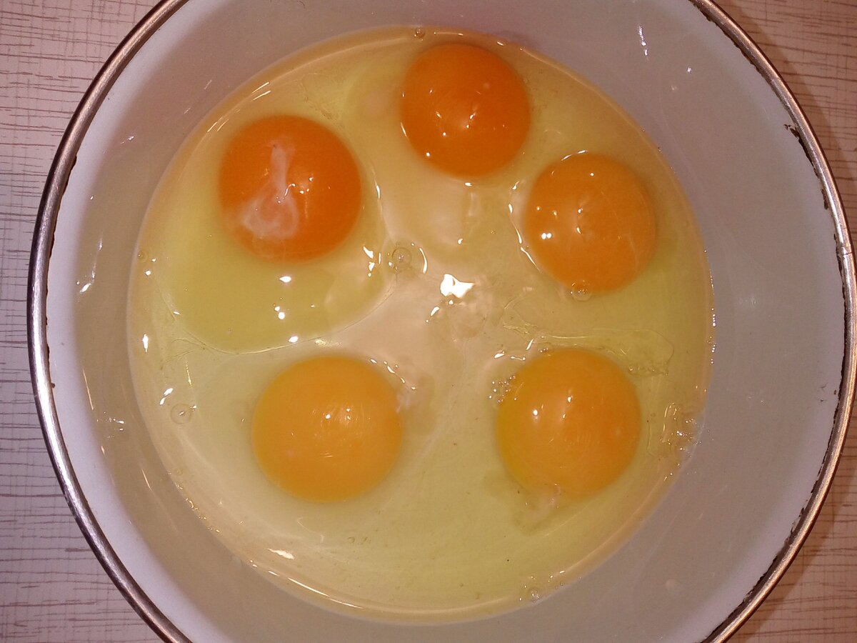 Разбили 5 куриных яиц.