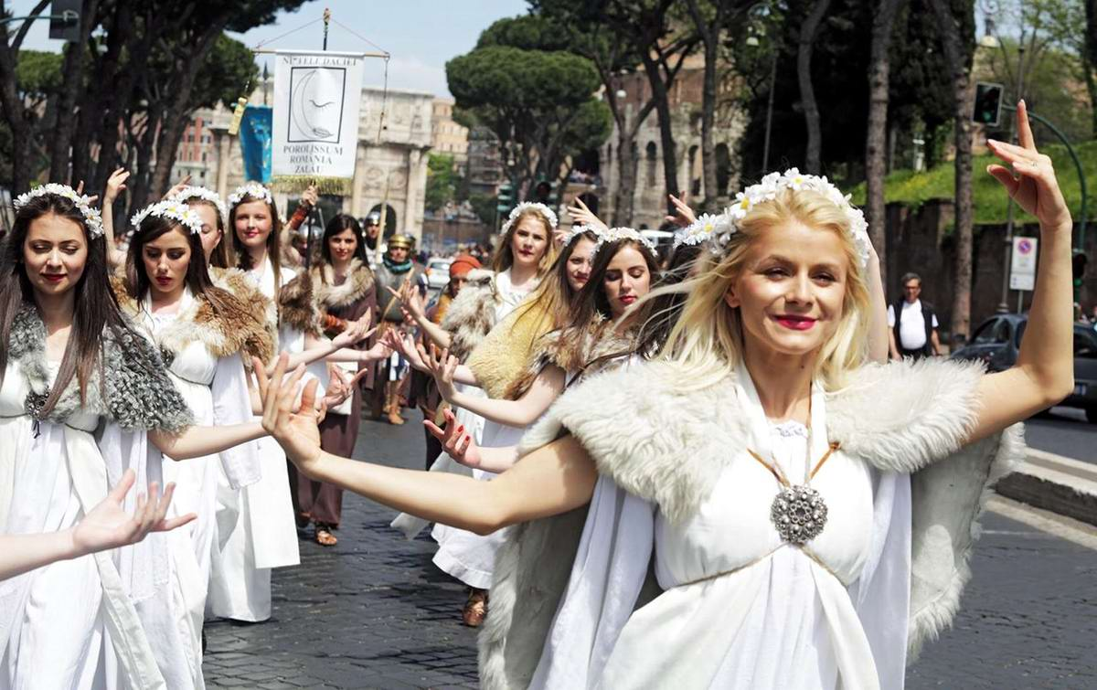 Праздник в Риме. Фестиваль в Риме. Современные жители Рима. Праздничное шествие в римской империи.