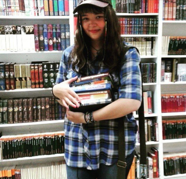 И как подтверждение этому - фото из моего инстаграма (@makosh_24), 2015 год, конец 10 класса, и я в книжном