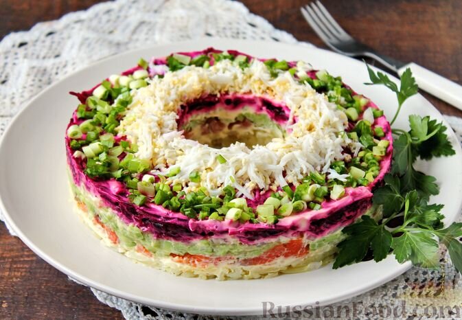 картофель, форель солёная (филе), свекла, авокадо, лук репчатый, майонез, яйца, лук зелёный, лимон, масло растительное, соль