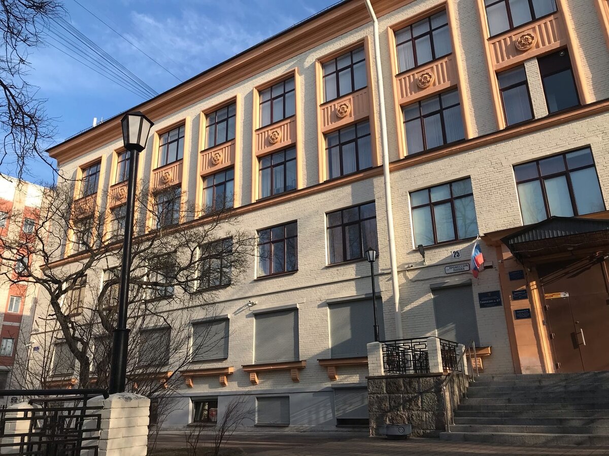 г. Санкт-Петербург. Гимназия в солнечном апреле (2021).