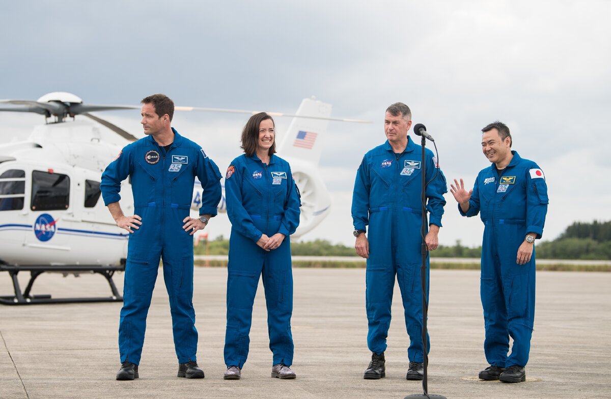 Crew экипаж. NASA 04.09.2003. NASA 12.04.2009. 08.04.2006 NASA. НАСА 6 апреля 2016.