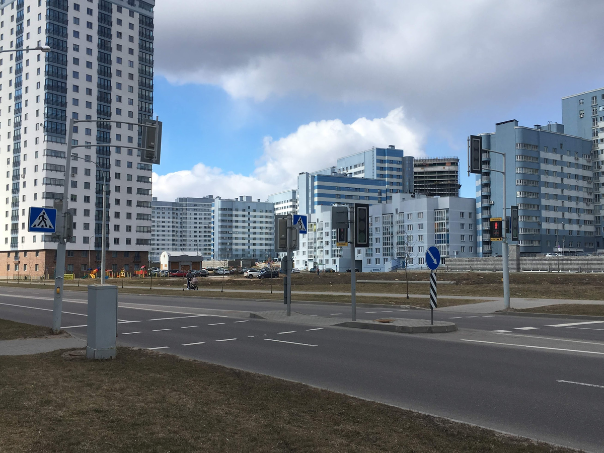 Пешеходный переход со светофором и островком безопасности в спальном районе Минска.
