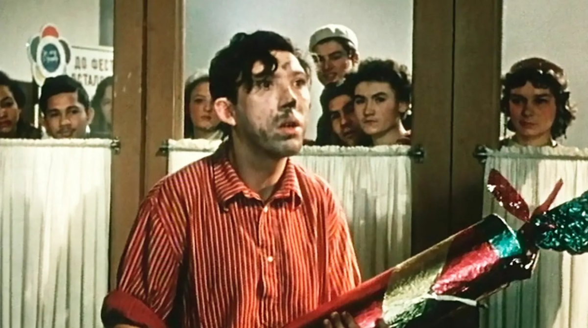 Юрий Никулин в роли пиротехника в фильме "Девушка с гитарой" 