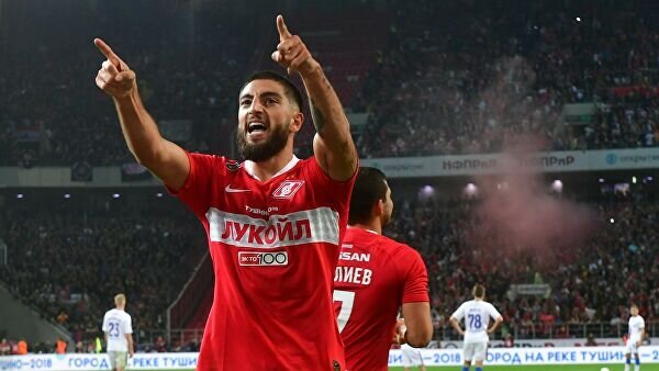 Самуэль Жиго празднует забитый гол.